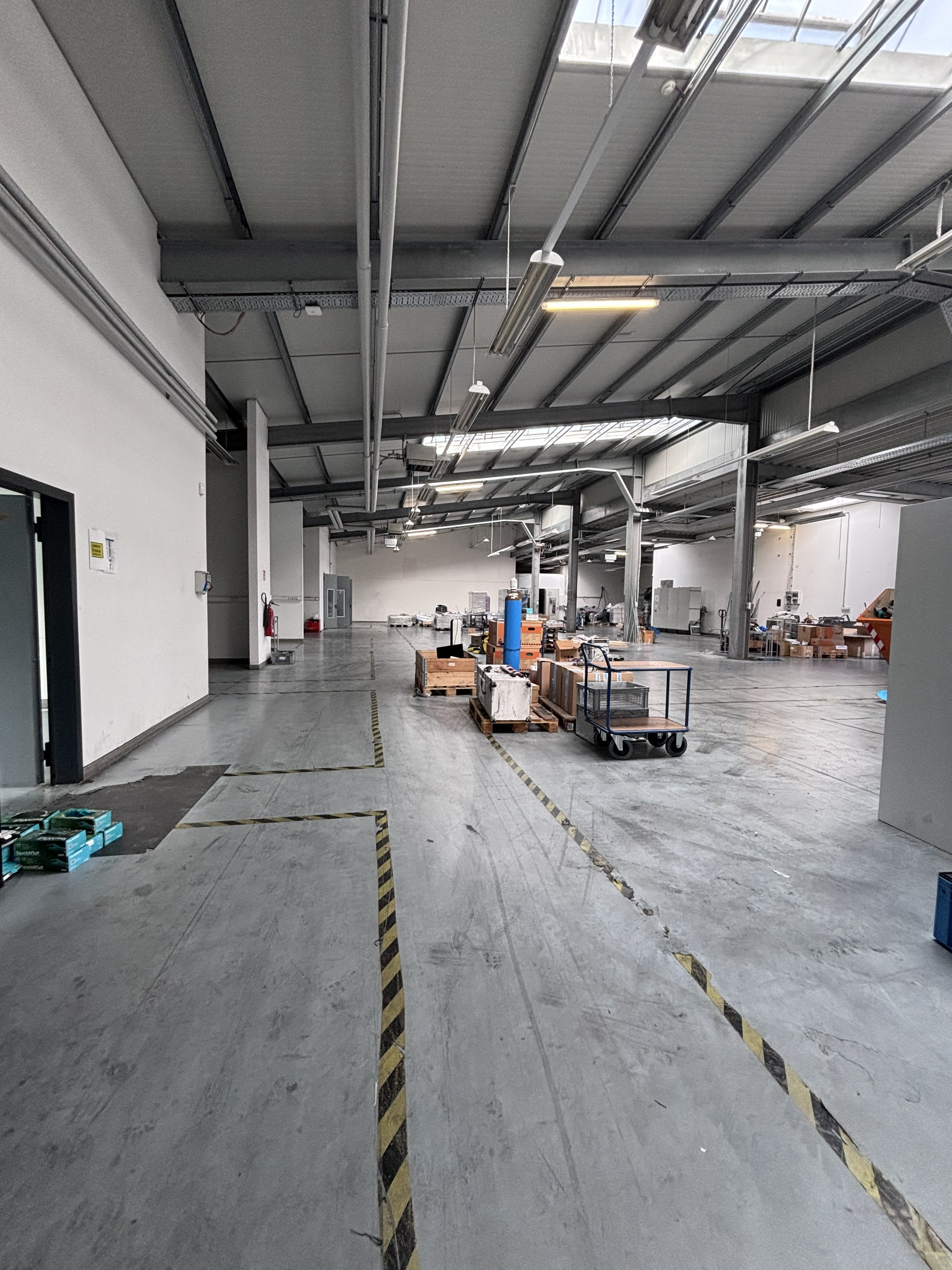 Ansicht Moderne Produktionshalle mit Büro- und Sozialflächen