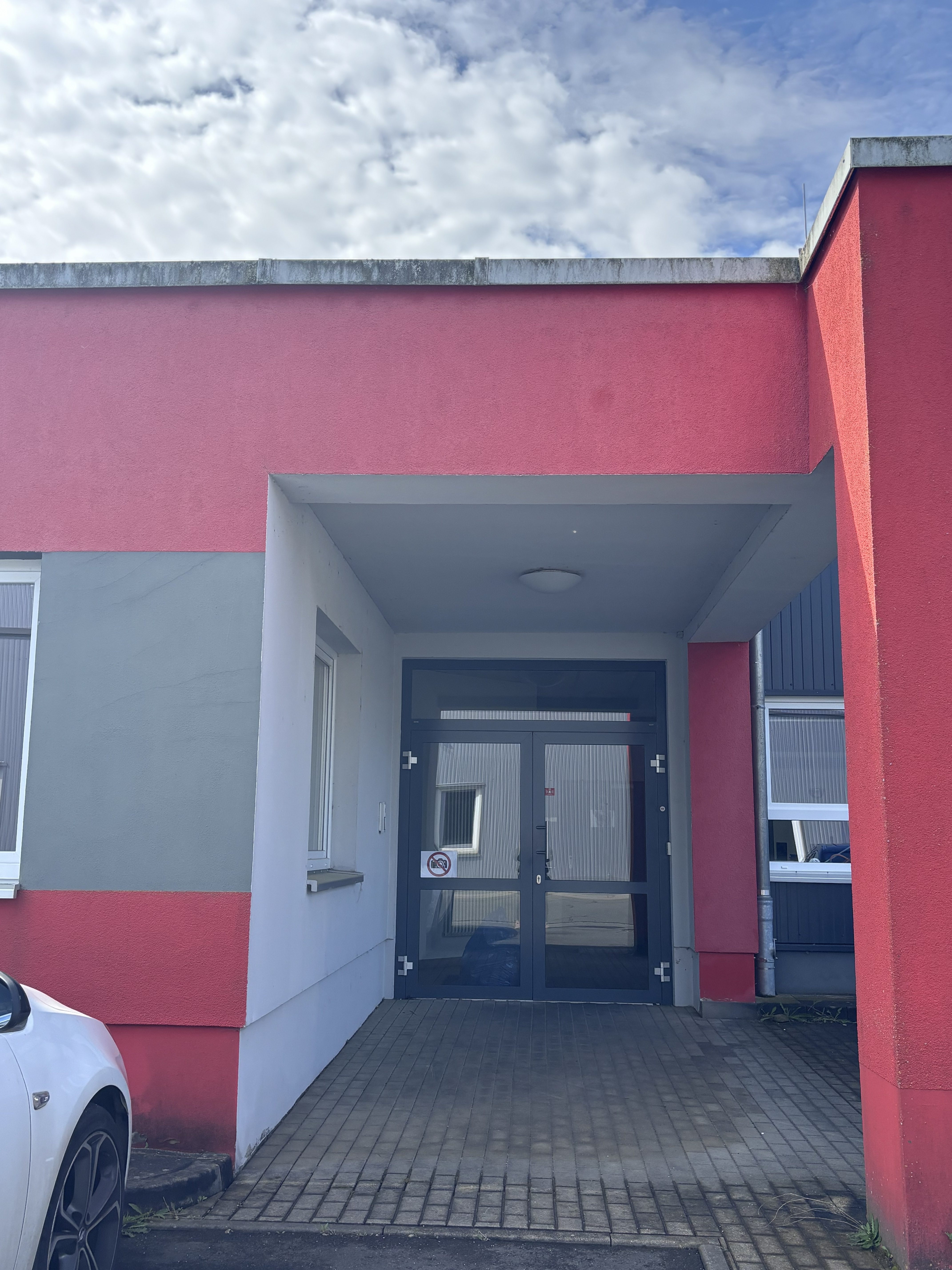 Ansicht Moderne Produktionshalle mit Büro- und Sozialflächen