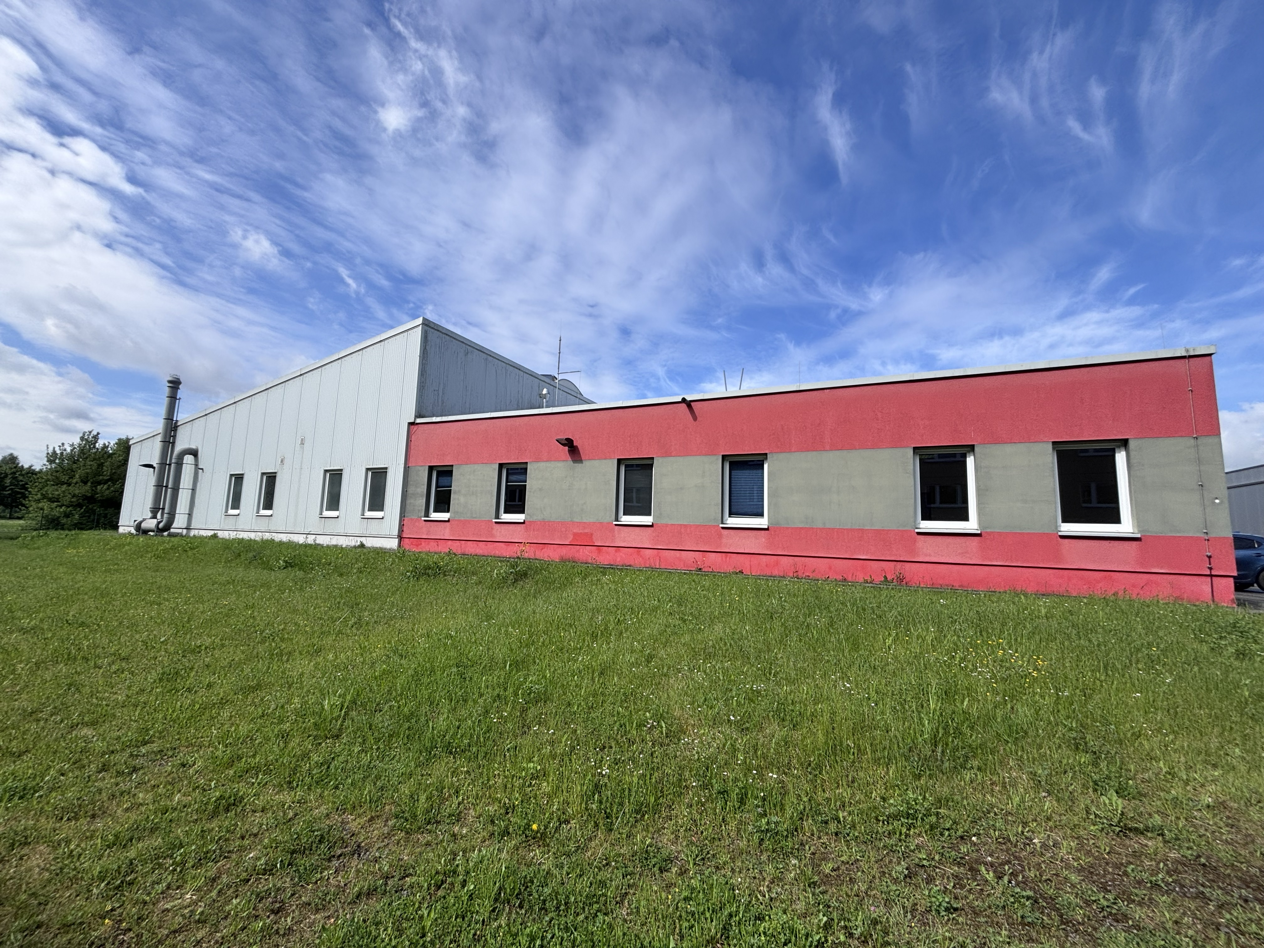 Ansicht Moderne Produktionshalle mit Büro- und Sozialflächen