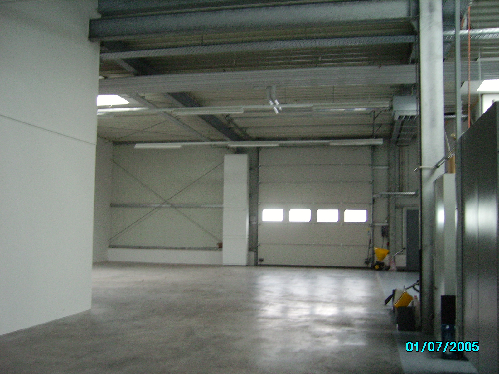 Ansicht Moderne Produktionshalle mit Büro- und Sozialflächen