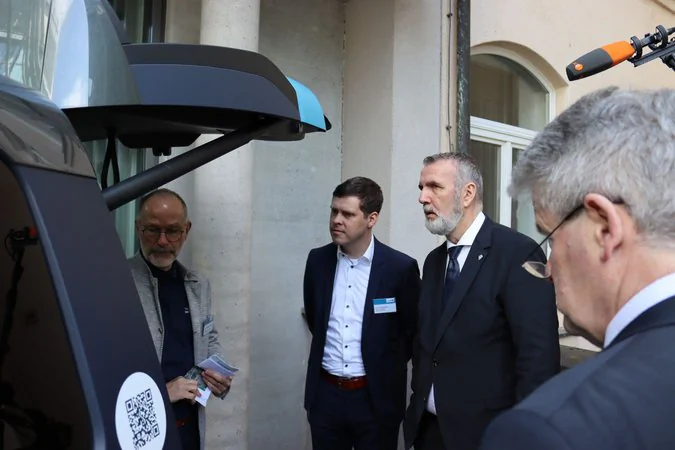 Thüringer Mobilitätskonferenz Der Minister Schütz schaut sich den P:Mover an