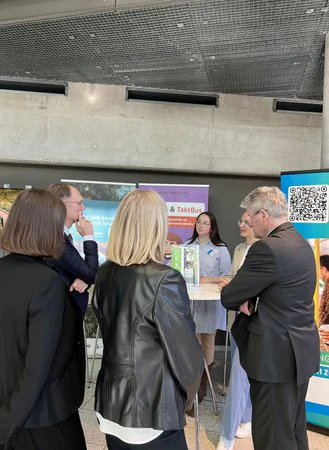 Thüringer Mobilitätskonferenz Sachlicher Austausch von Personen am Messestand