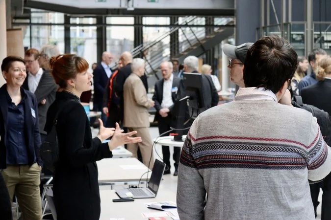 Thüringer Mobilitätskonferenz Menschen unterhalten sich auf der Konferenz