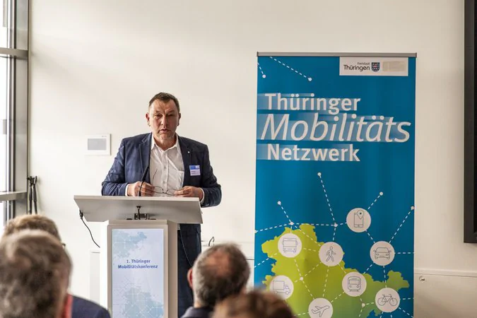 Thüringer Mobilitätskonferenz Eine männliche Person hält eine Rede auf einer Konferenz