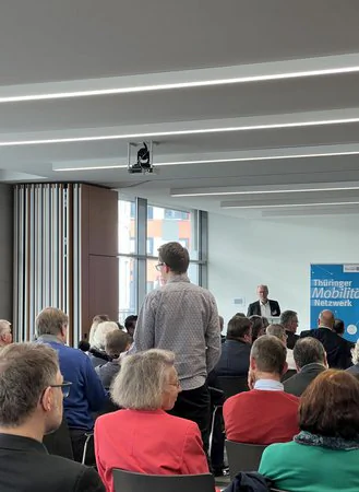 Thüringer Mobilitätskonferenz Das Publikum der Konferenz von hinten