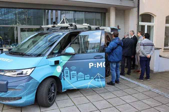 Thüringer Mobilitätskonferenz P:Mover, ein umgebauter VW E-Bus mit diversen installierten Kameras