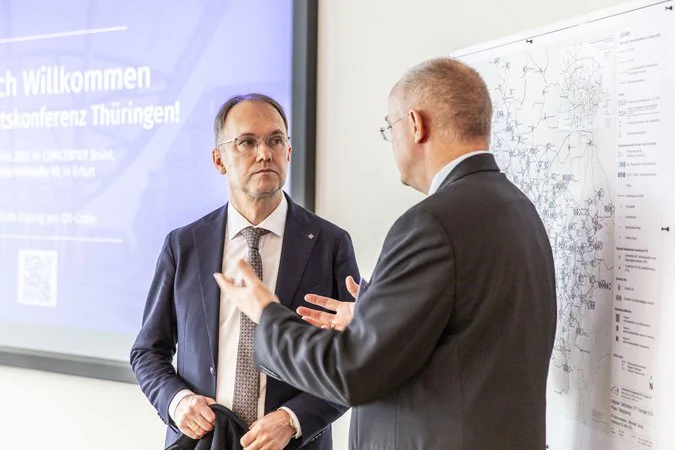 Thüringer Mobilitätskonferenz Sachlicher Austausch von zwei männlichen Personen