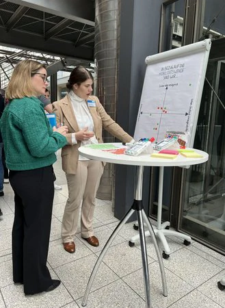 Thüringer Mobilitätskonferenz Zwei Frauen diskutieren an einem Flipchart ihre Ansichten