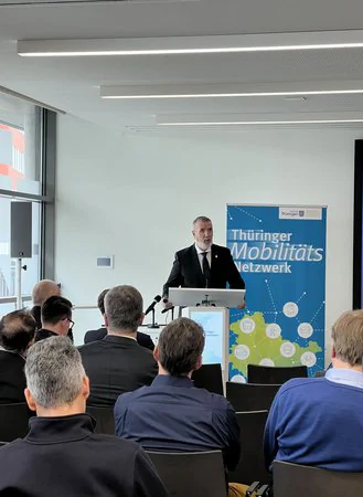 Thüringer Mobilitätskonferenz Herr Schütz während seiner Rede auf einer Konferenz