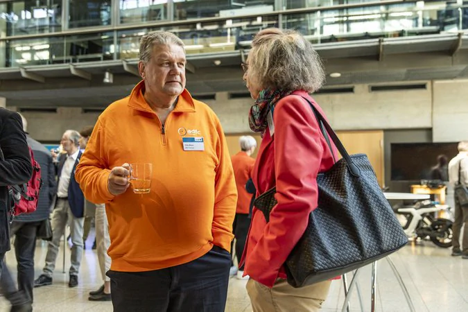Thüringer Mobilitätskonferenz Sachlicher Austausch von zwei Personen auf der Konferenz