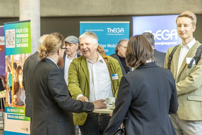 Thüringer Mobilitätskonferenz Eine Gruppe unterhält sich auf einer Konferenz