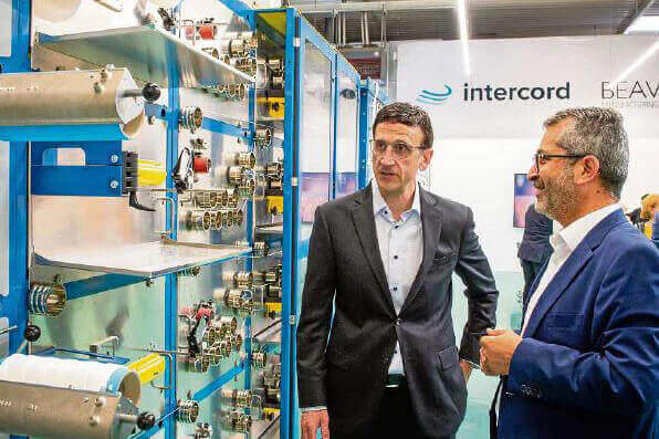 Ramazan Yasbay, Geschäftsführer Intercord, und Michael Dubin, Geschäftsführer Beaver/Intercord, an der neuen Versuchsmaschine. Bildquelle: Intercord