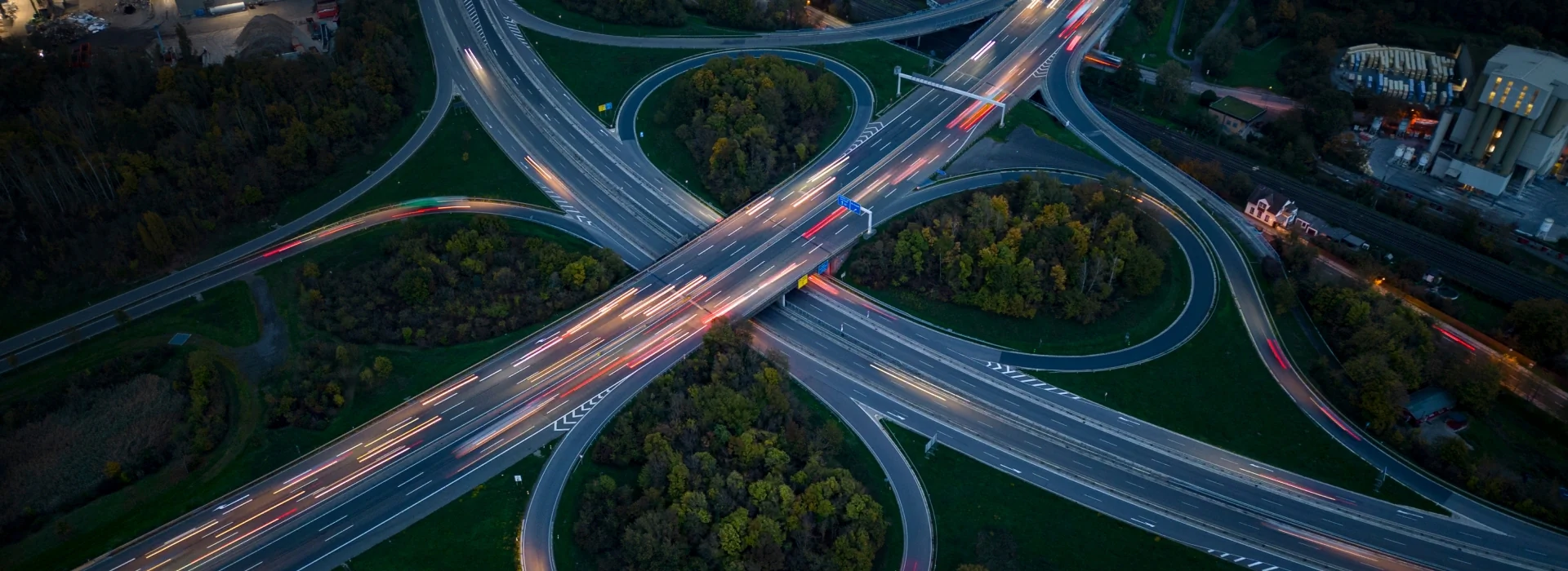 Bildbeschreibung / description: Luftbild eines Autobahnkreuzes umgeben von Wald