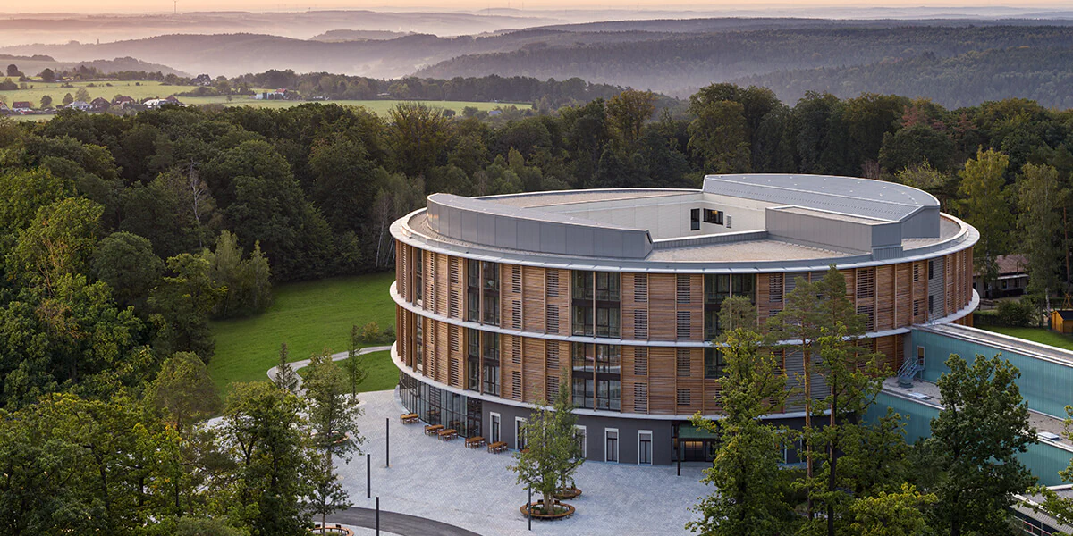 Das vom berühmten Architekten Matteo Thun gestaltete Bettenhaus in Eisenberg.