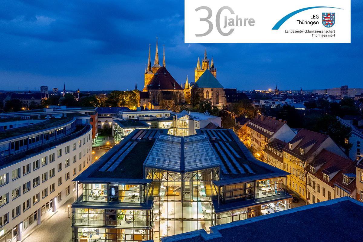 LEG-Hauptgebäude vor dem Ensemble von St. Mariendom und Severikirche in Erfurt.