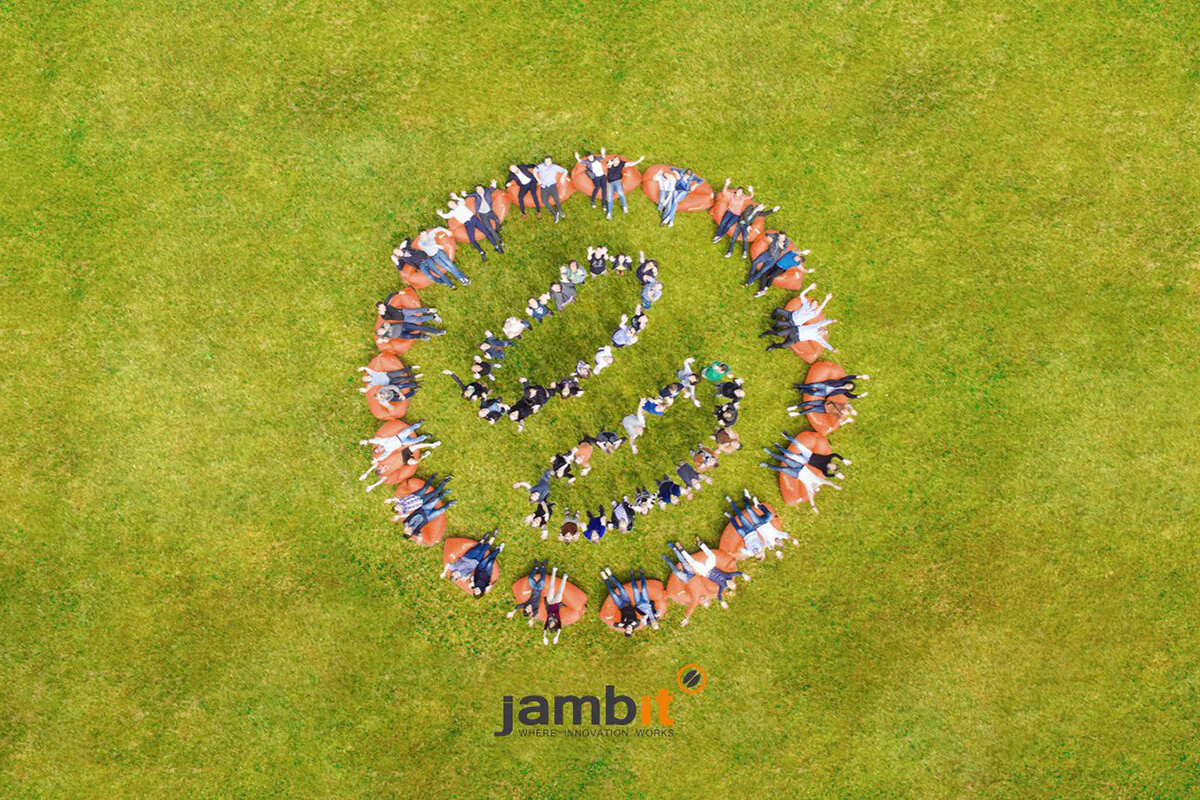 Das nachgestellte Logo der jambit GmbH, das an zwei Kaffeebohnen erinnert: Der Unternehmensname wurde bei einer guten Tasse Cappuccino am Münchener Viktualienmarkt kreiert.