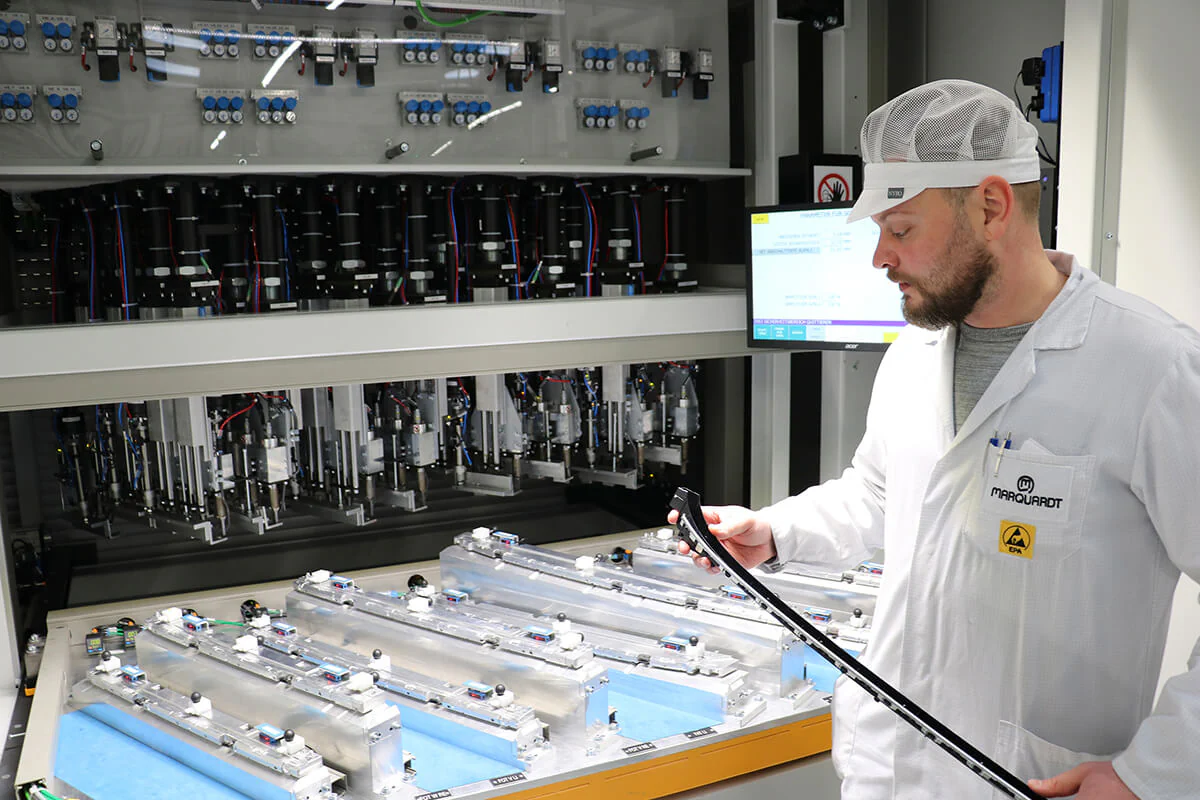 Produktion von funktionalen Lichtkomponenten für die Visualisierung sämtlicher Warnhinweise im Autocockpit