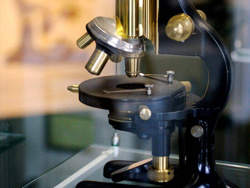 Bildbeschreibung / description: Carl Zeiss und Ernst Abbe produzieren das erste mathematisch berechnete Mikroskop