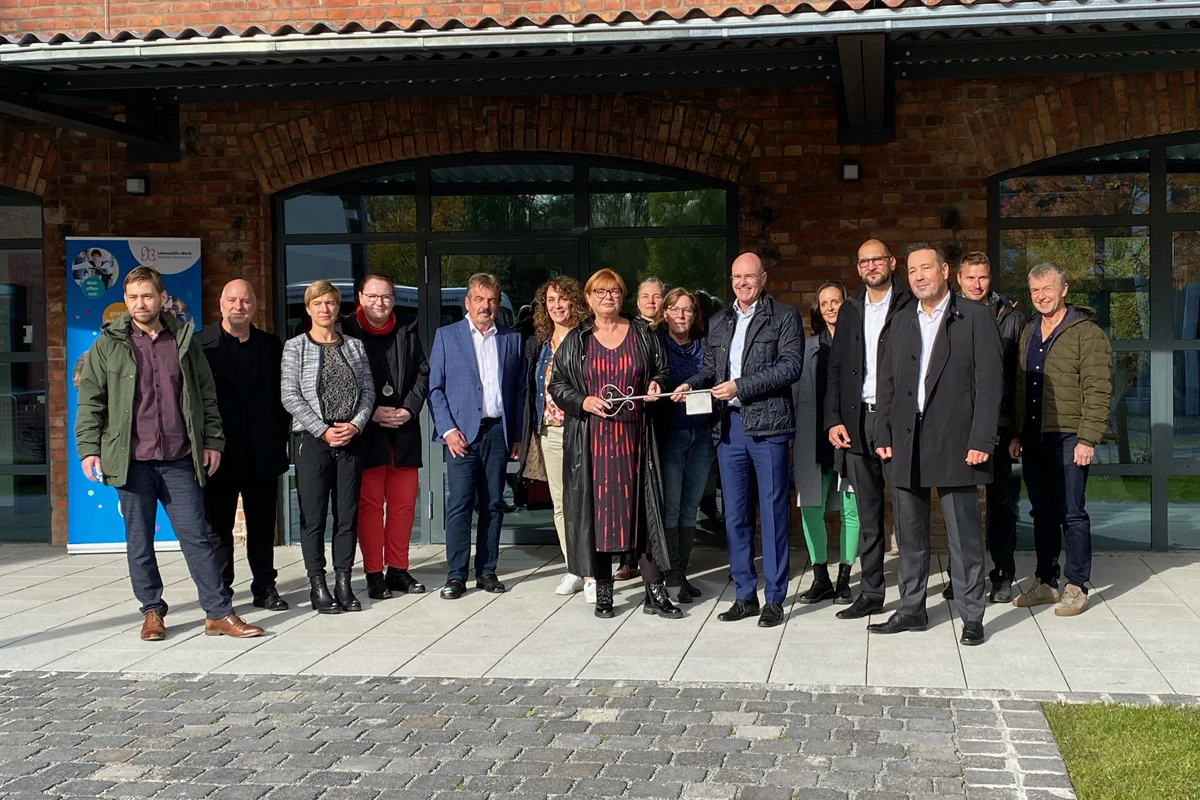 Übergabe eines symbolischen Schlüssels beim Winkelbau in Apolda