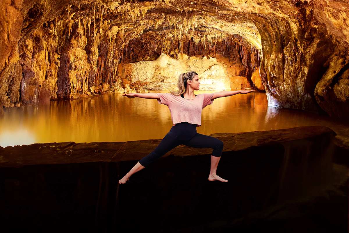 Eine Frau praktiziert Yoga in den Saalfelder Feengrotten