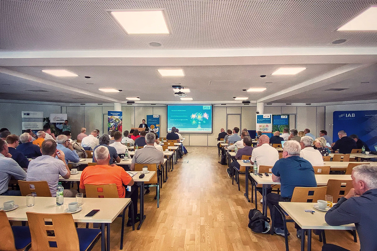 Gruppe von Menschen vor einem Bildschirm
