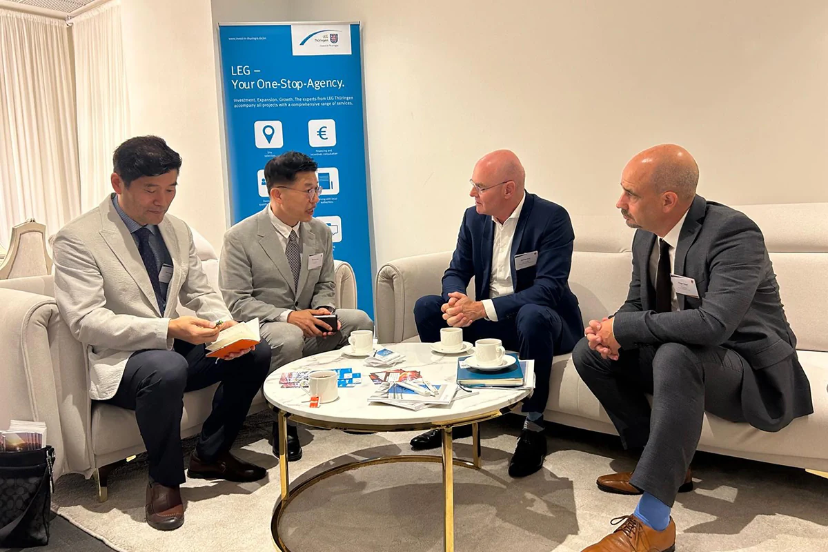 Andreas Krey, Sprecher der Geschäftsführung der LEG Thüringen, und Holger Heyer, Teamleiter Investment Promotion, im Gespräch mit Repräsentanten der südkoreanischen Stadt Ansan.