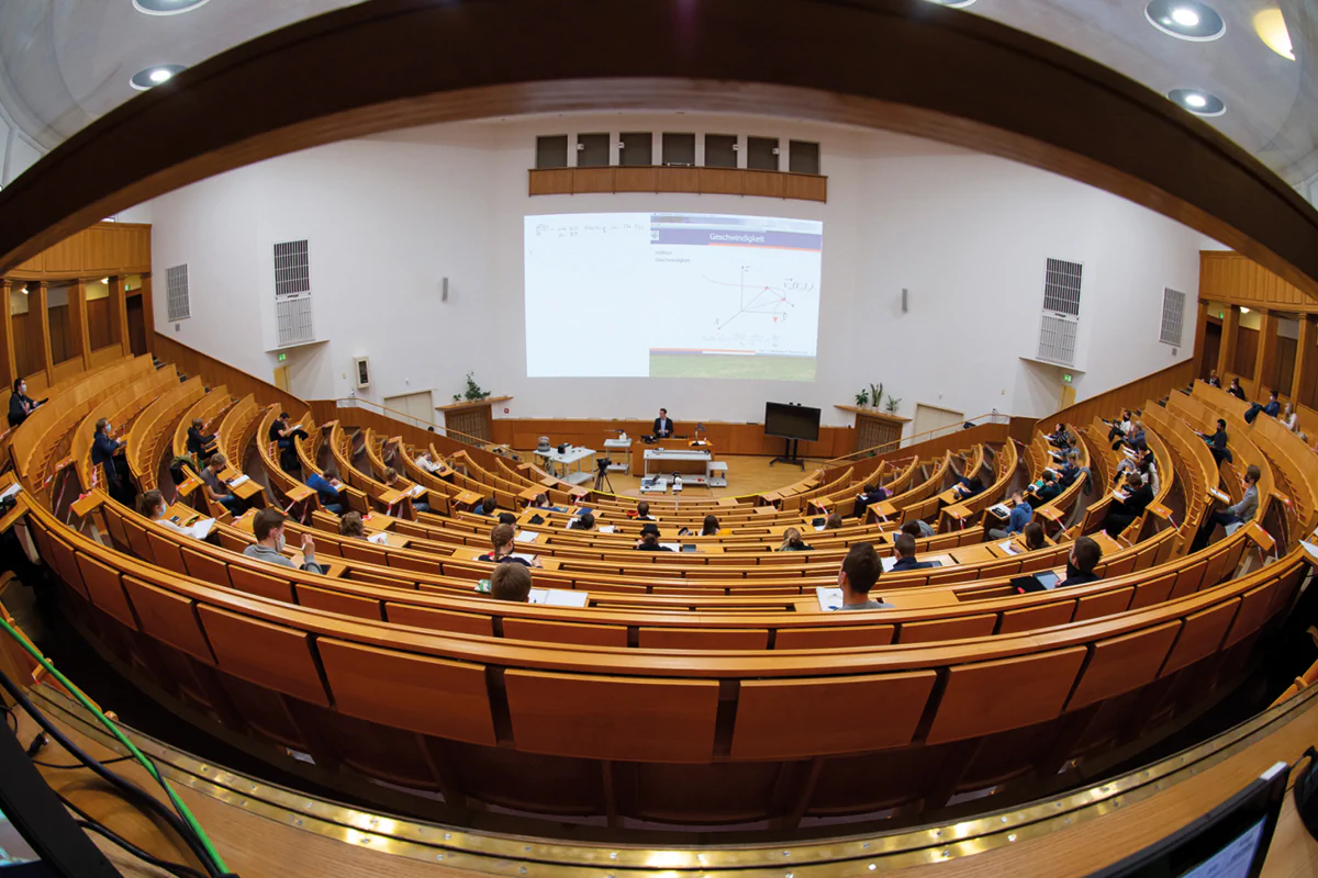 Blick in den großen Hörsaal der Physik der Friedrich-Schiller-Universität Jena