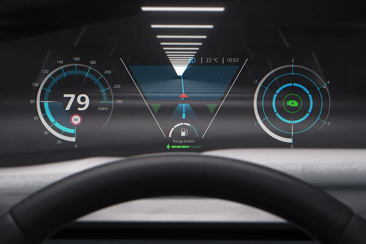 Das in die Windschutzscheibe integrierte transparente Display zeigt dem Fahrer relevante Informationen wie z.B. Navigation oder Geschwindigkeit, ohne dass er den Blick von der Straße nehmen muss.