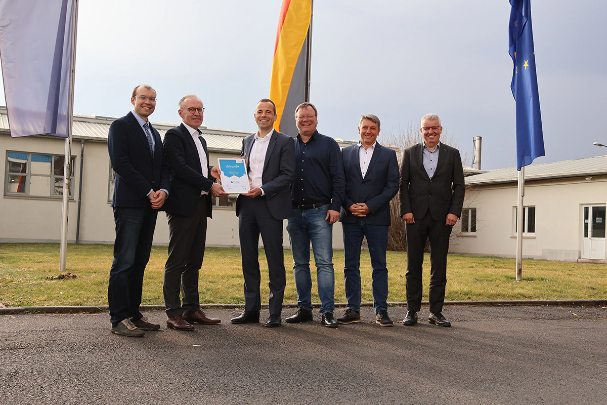 Bild: Martha Marie Würfel, HETEK Lift- und Hebetechnik GmbH Bei der Urkundenübergabe vor Ort (v.l.n.r.): Alexander Dieser, Herbert Stütz (beide LEG Thüringen), Henning Seffers, Matthias Bischoff (beide HETEK), Maiko Klosch (LEG Thüringen), Wigbert Kraus (IHK Erfurt).