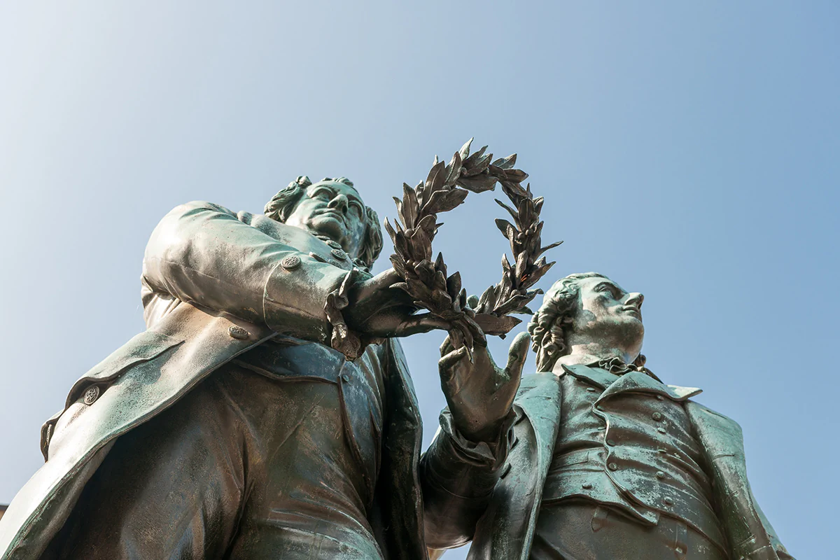 Goethe-Schiller-Denkmal am Theaterplatz vor dem Deutschen Nationaltheater in Weimar. Bild: TTG