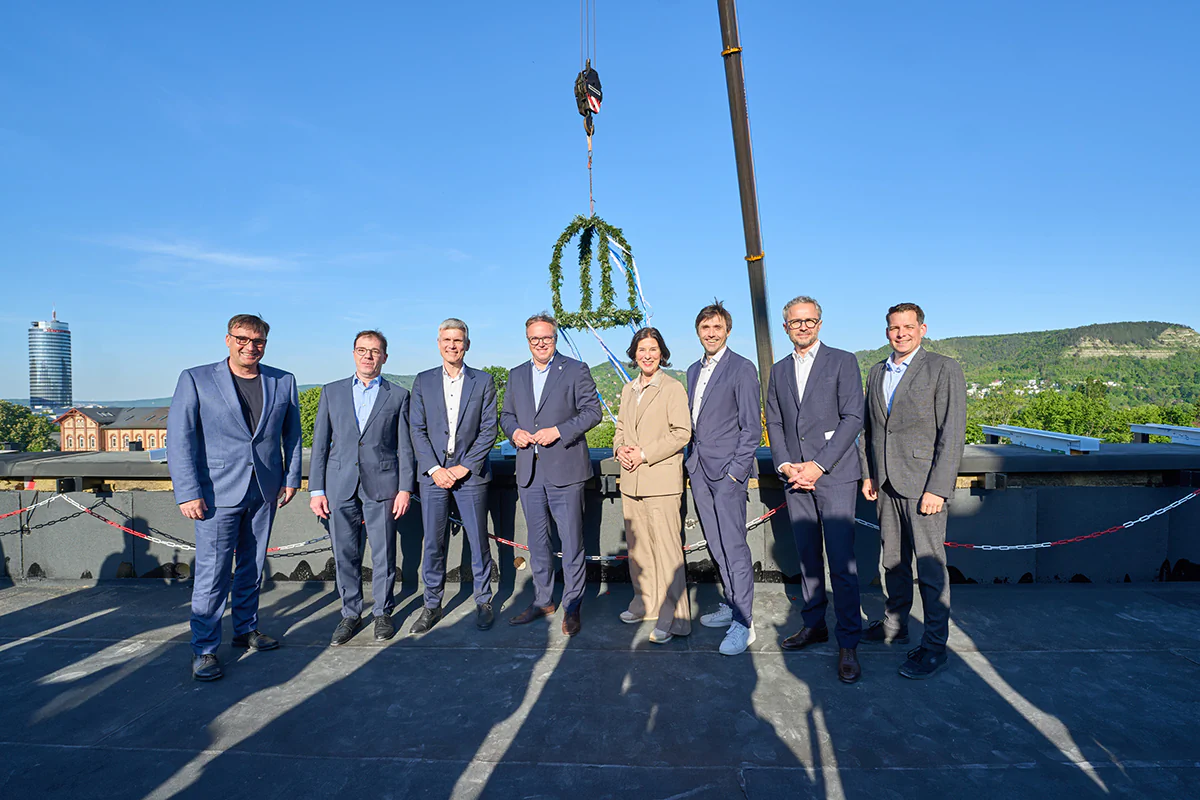 Colette Boos-John (Thüringer Wirtschaftsministerin), Mario Voigt (Thüringer Ministerpräsident, 4. v.l.), Andreas Pecher (Vorstandsvorsitzender der ZEISS Gruppe, 3. v.l.) und weitere Vertreter aus Wirtschaft und Verwaltung auf dem Dach des Hightech-Campus.