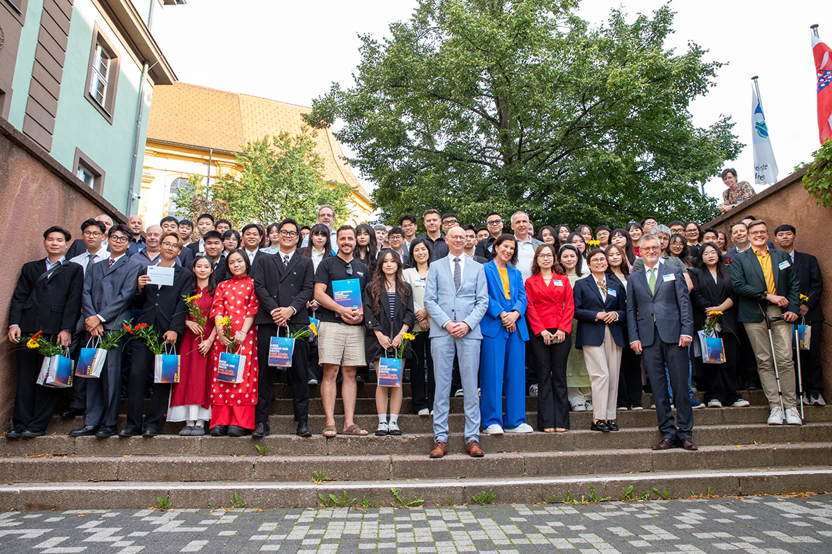 Großes Interesse an Vietnam – Wirtschaftsministerin Boos-John und der Präsident der IHK Südthüringen, Torsten Herrmann, mit den Teilnehmern der Veranstaltung.
