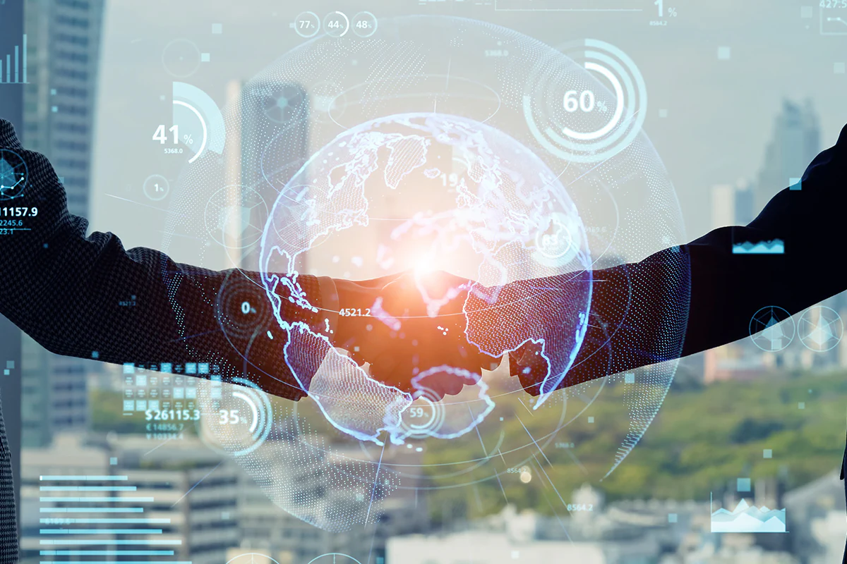Bild: metamorworks / istockphoto.com Illustration eines globalen Business‑Netzwerks: Weltkarte im Hintergrund, überlagert mit vernetzten Linien, Knotenpunkten und Symbolen. Darstellung der globalen Zusammenarbeit und der Ziele für nachhaltige Entwicklung (SDGs) in einem modernen, technologischen Look.