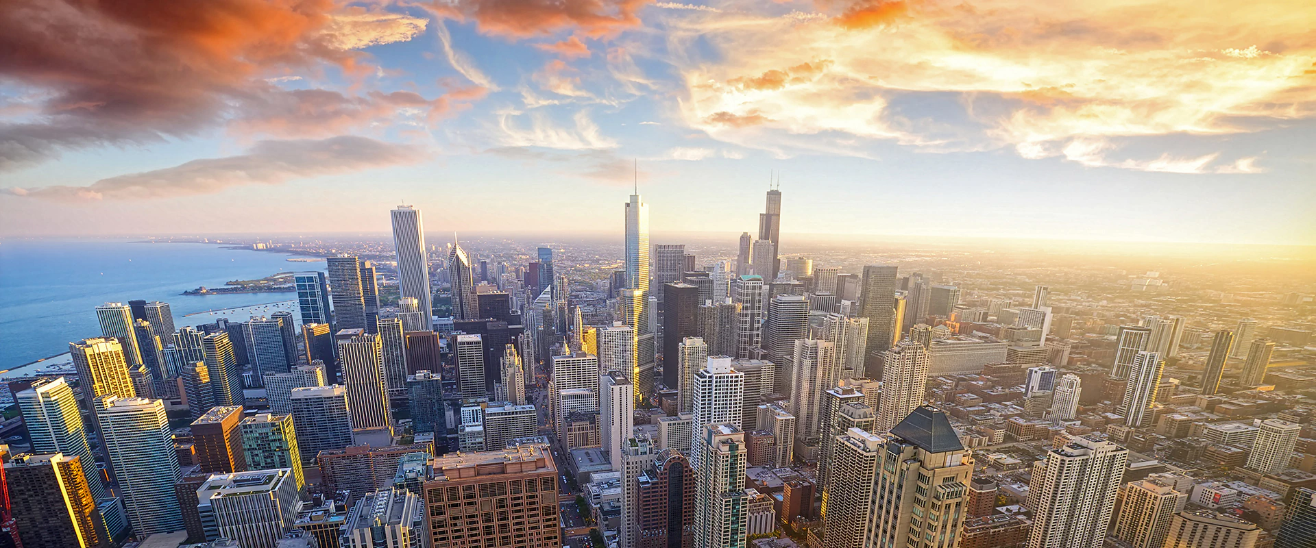 Luftaufnahme von Chicago bei Sonnenuntergang, Bild: Oleksandr Dibrova Bildbeschreibung / description: Thüringer Unternehmensreise nach Chicago. Luftaufnahme der Skyline von Chicago bei Sonnenaufgang.