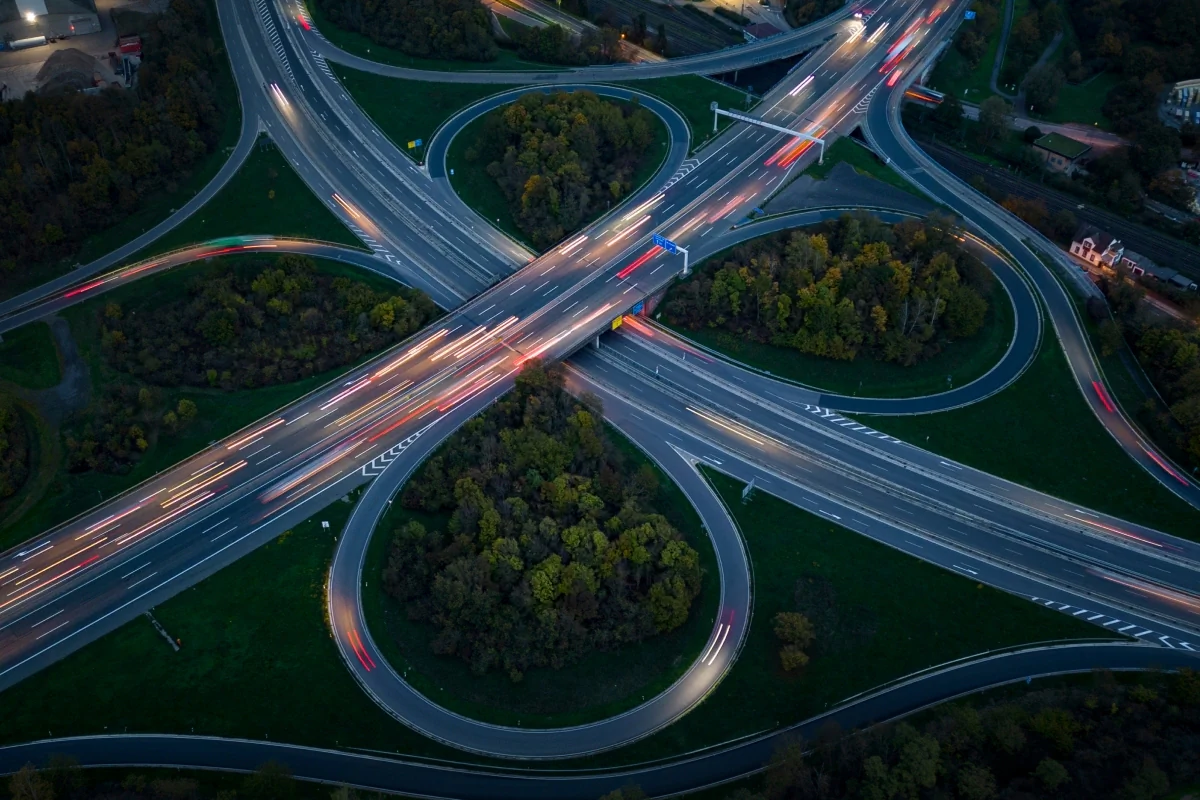 Nachhaltige und intelligente Mobilität und Logistik Bildbeschreibung / description: Luftbild eines Autobahnkreuzes umgeben von Wald