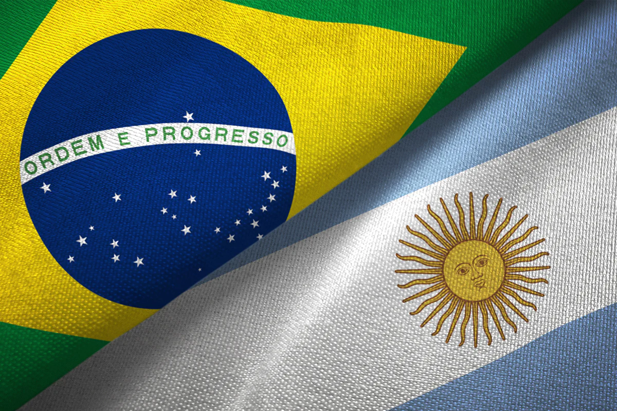 Bild: Oleksii Liskonih / istockphoto.com Flaggen von Brasilien und Argentinien